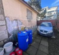 Auto vedle budovy s sudy v gastro prostorách v Senici.