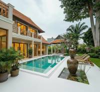 Vila v Pattayi s bazénem, exotickou zahradou a prostornou terasou pro relaxaci.