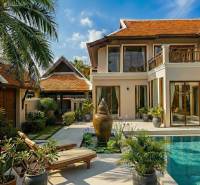 Vila v Pattayi s bazénem, dřevěným dekorem a zahradou s palmami a lehátky.