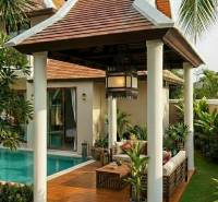 Vila v Pattayi s bazénem a terasou s podlahou s dřevěným dekorem.