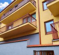 Bytový komplex s balkóny na Kostelním náměstí v Kežmarku, ideální pro 2-pokojový byt.