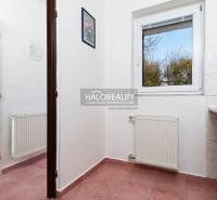 Chodba s radiátorem, keramická dlažba a okno s výhledem, Hotely a penziony.