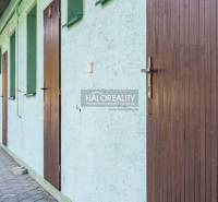 Chodník s dveřmi vedle sebe v ubytování ve Velkém Mederu, Hotely a penziony.