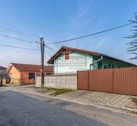 Ulice s rodinnými domy a autem ve Velkém Mederu, Hotely a penziony v okolí.