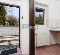 Interiér s dlažbou a výhledem na terasu v hotelech a penzionech.