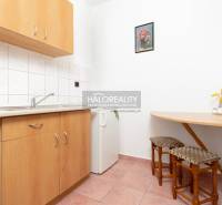 Kuchyňský kout v hotelech a penzionech s dřevěným dekorem a malým stolkem.