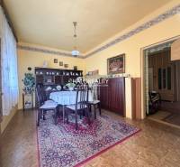 Jemně laděná jídelna v rodinném domě s podlahou s dřevěným dekorem.