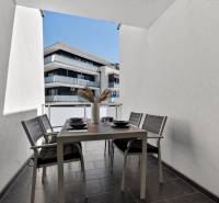 Balkón 2-pokojového bytu na Orechové v Dunajské Lužné s venkovním stolem a židlemi.