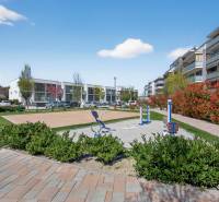 Venkovní tělocvična mezi bytovkami v Dunajské Lužné na Ořechové ulici.