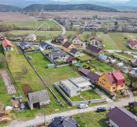 Pohled na rodinné domy v Neporadzi na ulici Bošianská z ptačí perspektivy.