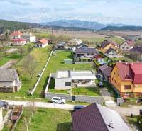Rodinné domy na Bošianské ulici v Neporadzi obklopené zelení a pohořími.