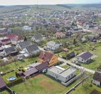 Letecký pohled na rodinné domy v obci Neporadza na ulici Bošianska.