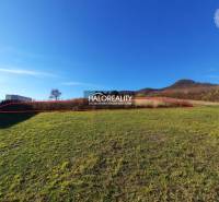 Slunný pozemek na bydlení ve Finticích s panoramatickým výhledem na kopce a zeleň.