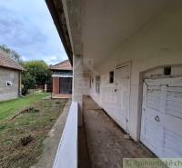 Rodinný dům v Mužle s verandou a zahradou, venkovský styl a jednoduchá architektura.