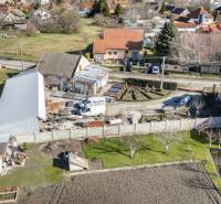 Obchodní prostory v Okoči s okolními domy v klidné venkovské oblasti.