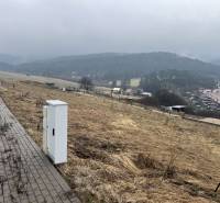 Pozemky na bydlení ve Staré Ľubovni s výhledem na svěží zelené kopce.