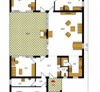 Půdorys jednopodlažního rodinného domu s garáží a prostorným obývacím pokojem.