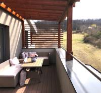 Výhled z terasy 2pokojového bytu v Podhájské na Svätuši, s pohodlným sezením.