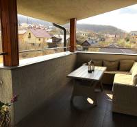 Zařízená terasa 2pokojového bytu s výhledem na okolní krajinu Podhájské, ulice Svätuša.