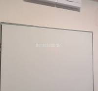 Dveře a jističe v interiéru kanceláří.