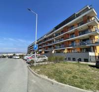 Bytový dům na Borievkové ulici, Košice - městská část Vyšné Opátske, se zaparkovanými auty.