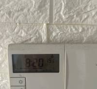 Termostat na bílé stěně v třípokojovém bytě ukazuje 19,6 °C.