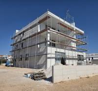 Budova v SRIMA s lešením, pracuje se na 3pokojovém bytě.