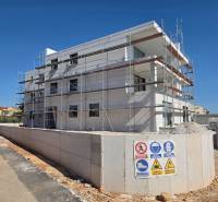 Budova s lešením v SRIME, 3-pokojový byt ve výstavbě.