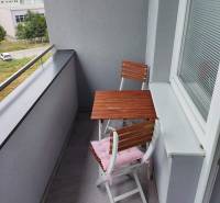 Balkon 3pokojového bytu na Svätoplukově ulici v Pezinku s posezením.