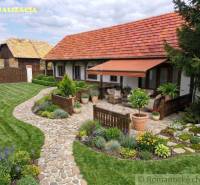 Rodinný dům v Ozdíně s květinovou zahradou a zpevněnou terasou pod markýzou.