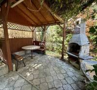 Pergola se stolem a krbem v zahradách Rimavské Soboty.