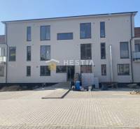 Na obrázku je novostavba s balkony, vhodná pro 2-pokojový byt.