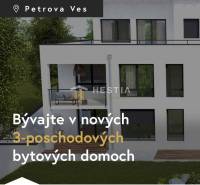 Nový bytový dům v Petrova Ves nabízí prostorný 3-pokojový byt na 3 podlažích.
