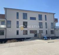 Novostavba s balkony a parkovištěm, ideální investice pro 2-pokojový byt v klidné lokalitě.