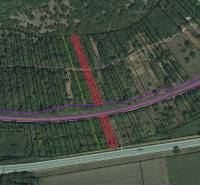 Letecká mapa pozemků v zahradách Dvorníků-Včelářů s parcelními čísly a silniční infrastrukturou.