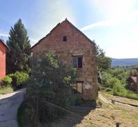 Rodinný dům na ulici Ivana Kraska v Handlové s cihlovou fasádou a zahradou.