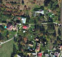 Letecký pohled na rodinné domy na ulici Ivana Kraska v Handlové.