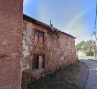 Rodinný dům na ulici Ivana Krasku v Handlové s poškozenou fasádou.