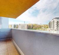 Balkon 3pokojového bytu s výhledem na okolní architekturu na Starých gruntech v Bratislavě.