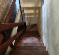 Schodiště s dřevěným dekorem v rodinném domě.