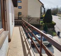 Balkon rodinného domu na Závrškoch v Myjavě s výhledem na ulici.