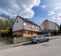 Rodinný dům na ulici Závršky v Myjavě s auty zaparkovanými před ním.