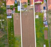 Pozemek s rodinným domem v Belinciích, obklopený dalšími domy a zahradami.