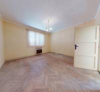 Světlá místnost s podlahou s dřevěným dekorem v rodinném domě.