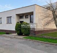 Rodinný dům v Poltáři s předzahrádkou, oplocením a udržovaným trávníkem u klidné ulice.