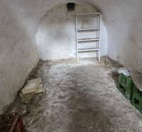 Kamenný sklep s poličkou, krabicí a přepravkami, Pozemky - bydlení.