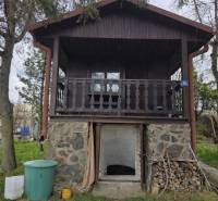 Dřevěná chata v Bohdanovicích se suterénem a zahradním prostředím.