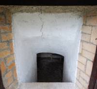 Vchod do sklepního prostoru s omítnutými stěnami a cihlovým rámem, Pozemky - bydlení.