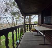 Dřevěná terasa s výhledem na zahradu v lokalitě Bohdanovce pro Pozemky - bydlení.