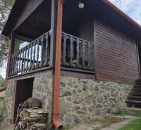 Chata s kamennými základy na pozemku určeném pro bydlení v Bohdanovcích, na ulici Bohdanovce.